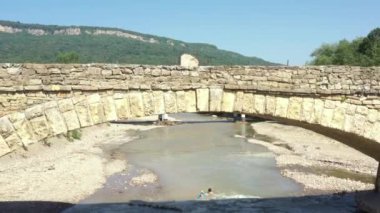 Batı Kafkasya. Dakhovskaya köyündeki eski Dakhovsky köprüsü. Köprü köyün Kazakları tarafından 1906 yılında inşa edilmiştir. Sabah çekimleri bir kuadrokopterden.