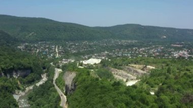 Batı Kafkasya. Belaya Nehri Boğazı, taş köprü ocağı - Mishoko Ekstrem Parkı manzaralı.