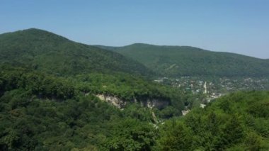 Batı Kafkasya. Belaya Nehri Boğazı, taş köprü ocağı - Mishoko Ekstrem Parkı manzaralı.