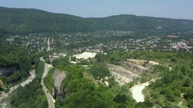 Batı Kafkasya. Belaya Nehri Boğazı, taş köprü ocağı - Mishoko Ekstrem Parkı manzaralı.
