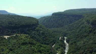 Batı Kafkasya. Belaya Nehri Kafkasların manzarasıyla doludur..