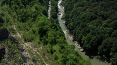 Batı Kafkasya. Belaya Nehri Kafkasların manzarasıyla doludur..