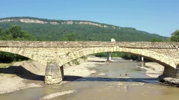 Cáucaso Occidental Viejo Puente Dakhovsky Pueblo Dakhovskaya Puente Fue Construido — Vídeo de stock