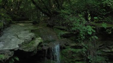 Batı Kafkasya. Kamennomostky köyündeki Khadzhokh nehrinin şelalesi ve yatağı.