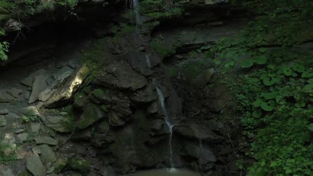 西コーカサス Kamennomostky村のKhadzhokh川の滝とベッド — ストック動画
