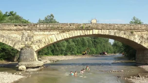 Cáucaso Occidental Viejo Puente Dakhovsky Pueblo Dakhovskaya Puente Fue Construido — Vídeo de stock