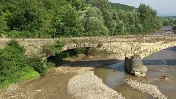西コーカサス ダホフスカヤ村の古いダホフスキー橋 橋は1906年に村のコサックによって建設された — ストック動画