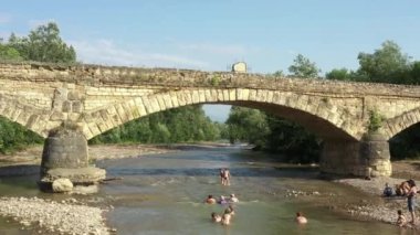 Batı Kafkasya. Dakhovskaya köyündeki eski Dakhovsky köprüsü. Köprü 1906 yılında köyün Kazakları tarafından inşa edildi..