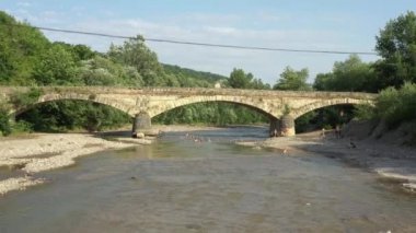 Batı Kafkasya. Dakhovskaya köyündeki eski Dakhovsky köprüsü. Köprü 1906 yılında köyün Kazakları tarafından inşa edildi..