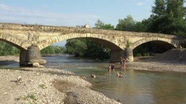 Batı Kafkasya. Dakhovskaya köyündeki eski Dakhovsky köprüsü. Köprü 1906 yılında köyün Kazakları tarafından inşa edildi..