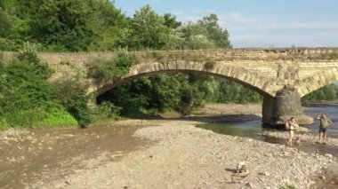 Batı Kafkasya. Dakhovskaya köyündeki eski Dakhovsky köprüsü. Köprü 1906 yılında köyün Kazakları tarafından inşa edildi..