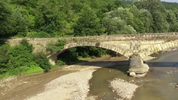 西コーカサス ダホフスカヤ村の古いダホフスキー橋 橋は1906年に村のコサックによって建設された — ストック動画