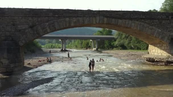 Cáucaso Occidental Viejo Puente Dakhovsky Pueblo Dakhovskaya Puente Fue Construido — Vídeo de stock