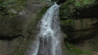 Batı Kafkasya. Mishoko nehri boğazında Mishoko şelalesi.