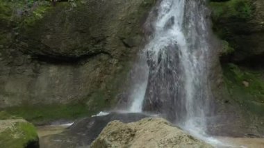 Batı Kafkasya. Mishoko nehri boğazında Mishoko şelalesi.