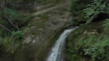 Batı Kafkasya. Mishoko nehri boğazında Mishoko şelalesi.