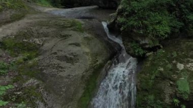 Batı Kafkasya. Mishoko nehri boğazında Mishoko şelalesi.