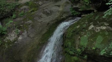 Batı Kafkasya. Mishoko nehri boğazında Mishoko şelalesi.