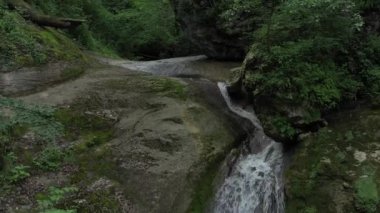 Batı Kafkasya. Mishoko nehri boğazında Mishoko şelalesi.