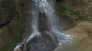Batı Kafkasya. Mishoko nehri boğazında Mishoko şelalesi.