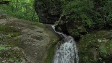 Batı Kafkasya. Mishoko nehri boğazında Mishoko şelalesi.