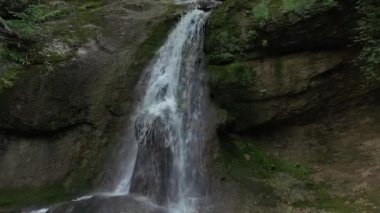 Batı Kafkasya. Mishoko nehri boğazında Mishoko şelalesi.