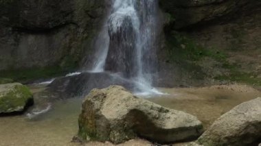 Batı Kafkasya. Mishoko nehri boğazında Mishoko şelalesi.
