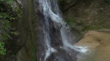 Batı Kafkasya. Mishoko nehri boğazında Mishoko şelalesi.