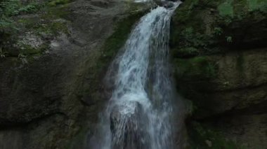 Batı Kafkasya. Mishoko nehri boğazında Mishoko şelalesi.