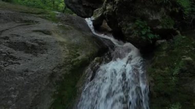 Batı Kafkasya. Mishoko nehri boğazında Mishoko şelalesi.