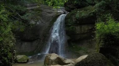 Batı Kafkasya. Mishoko nehri boğazında Mishoko şelalesi.