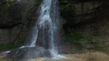 Batı Kafkasya. Mishoko nehri boğazında Mishoko şelalesi.