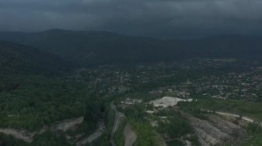 Batı Kafkasya. Yerleşim yeri Kamennomostky ve yağmurdan önce eski bir taş ocağı.