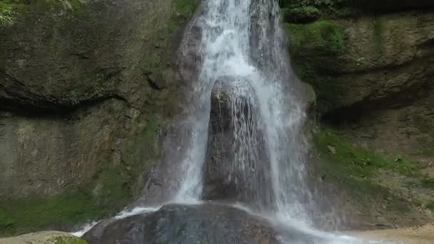 Caucase de l'Ouest. Cascade de Mishoko dans la gorge de la rivière Mishoko.