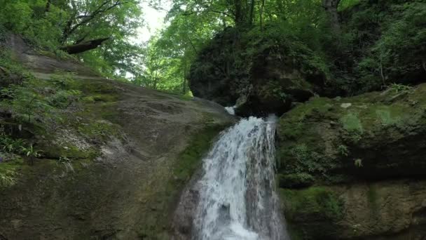 Caucase de l'Ouest. Cascade de Mishoko dans la gorge de la rivière Mishoko.