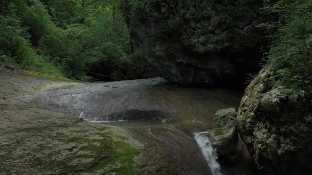 Δυτικός Καύκασος Mishoko Καταρράκτη Στο Φαράγγι Του Ποταμού Mishoko — Αρχείο Βίντεο