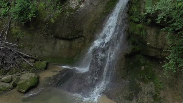 Caucase de l'Ouest. Cascade de Mishoko dans la gorge de la rivière Mishoko.