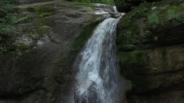 Caucase de l'Ouest. Cascade de Mishoko dans la gorge de la rivière Mishoko.