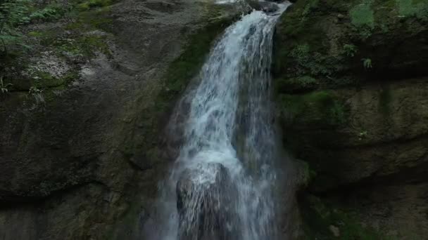 Caucase de l'Ouest. Cascade de Mishoko dans la gorge de la rivière Mishoko.