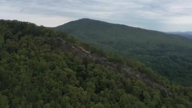 Batı Kafkasya. Planchensky kayalıklarındaki dağ manzaraları ve Planchensky köyü.