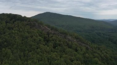 Batı Kafkasya. Planchensky kayalıklarındaki dağ manzaraları ve Planchensky köyü.