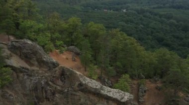 Batı Kafkasya. Planchensky kayalıklarındaki dağ manzaraları ve Planchensky köyü.