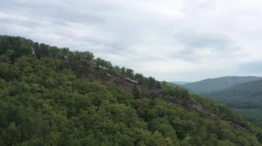 Batı Kafkasya. Planchensky kayalıklarındaki dağ manzaraları ve Planchensky köyü.