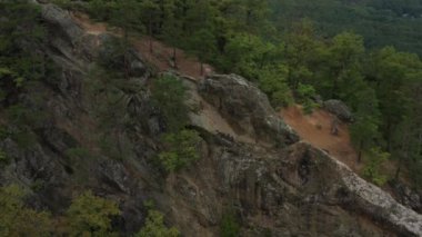 Batı Kafkasya. Planchensky kayalıklarındaki dağ manzaraları ve Planchensky köyü.