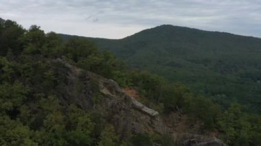 Batı Kafkasya. Planchensky kayalıklarındaki dağ manzaraları ve Planchensky köyü.