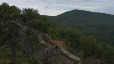 Batı Kafkasya. Planchensky kayalıklarındaki dağ manzaraları ve Planchensky köyü.