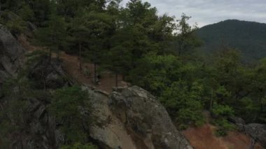 Batı Kafkasya. Planchensky kayalıklarındaki dağ manzaraları ve Planchensky köyü.