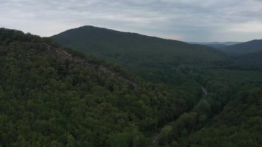 Batı Kafkasya. Planchensky kayalıklarındaki dağ manzaraları ve Planchensky köyü.
