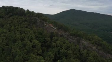 Batı Kafkasya. Planchensky kayalıklarındaki dağ manzaraları ve Planchensky köyü.