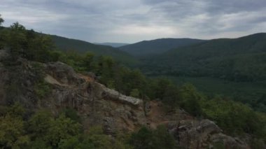 Batı Kafkasya. Planchensky kayalıklarındaki dağ manzaraları ve Planchensky köyü.